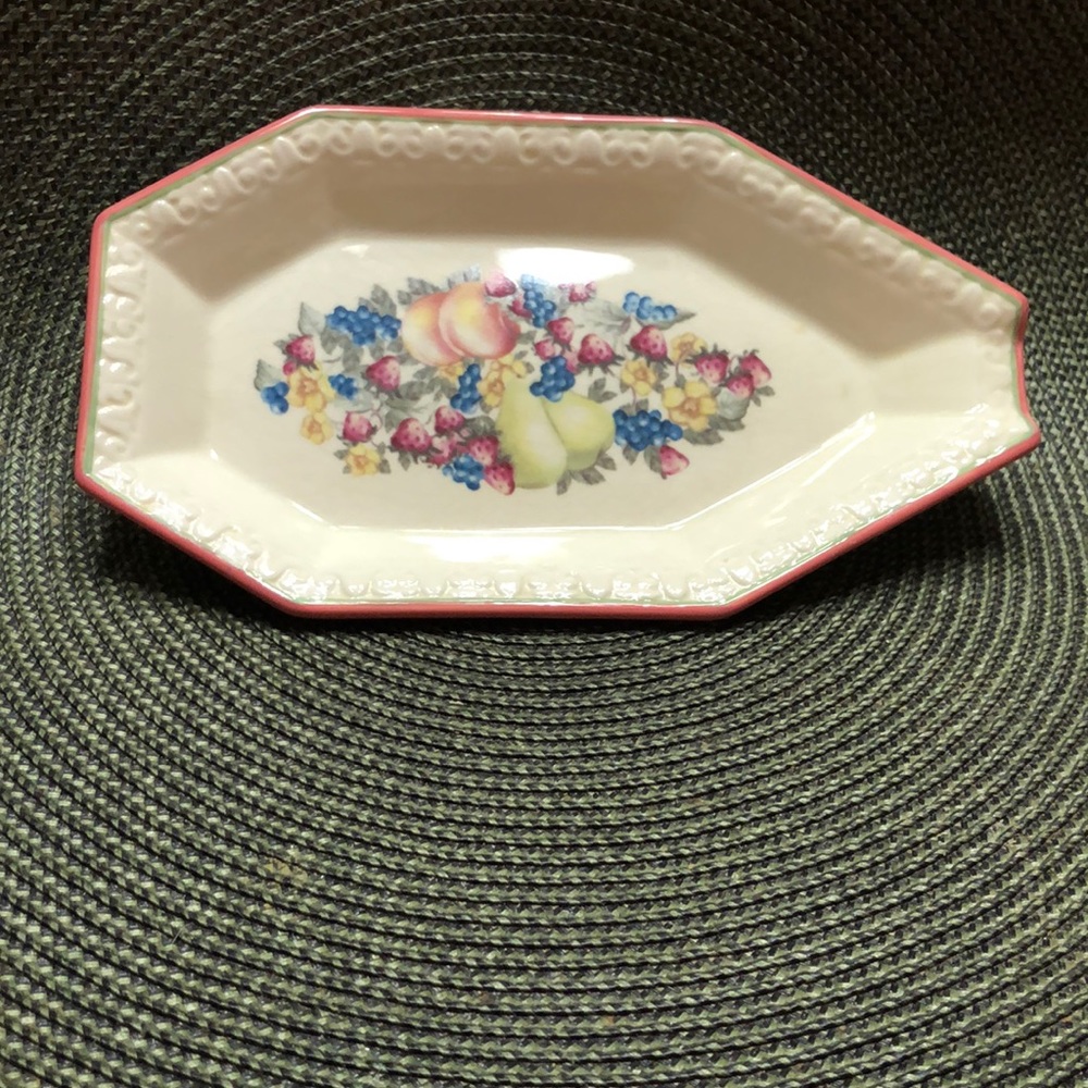 Vintage Avon Sweet Country Harvest Spoon Rest.